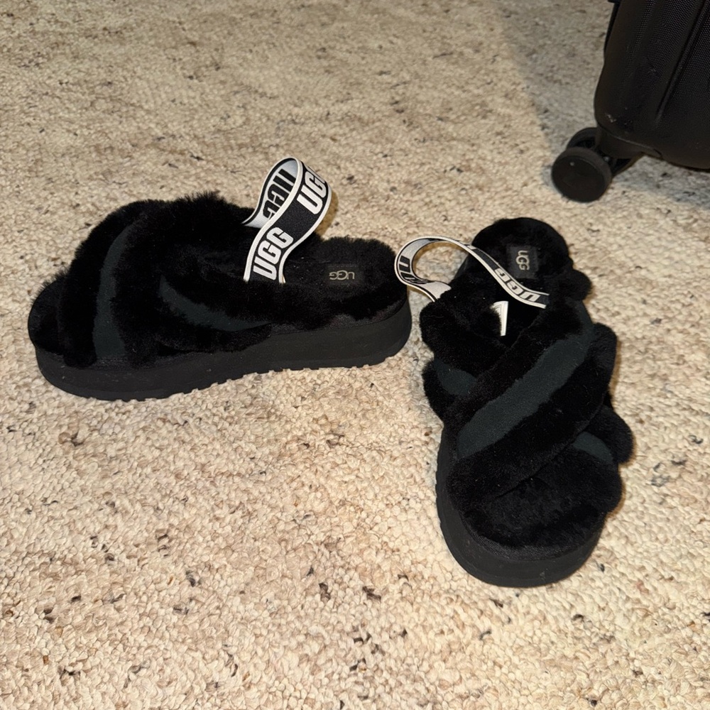 UGG Black Fluffy Crossband Slides